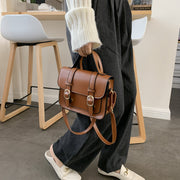The vintage postman bag is a Japanese student's one-shoulder bag